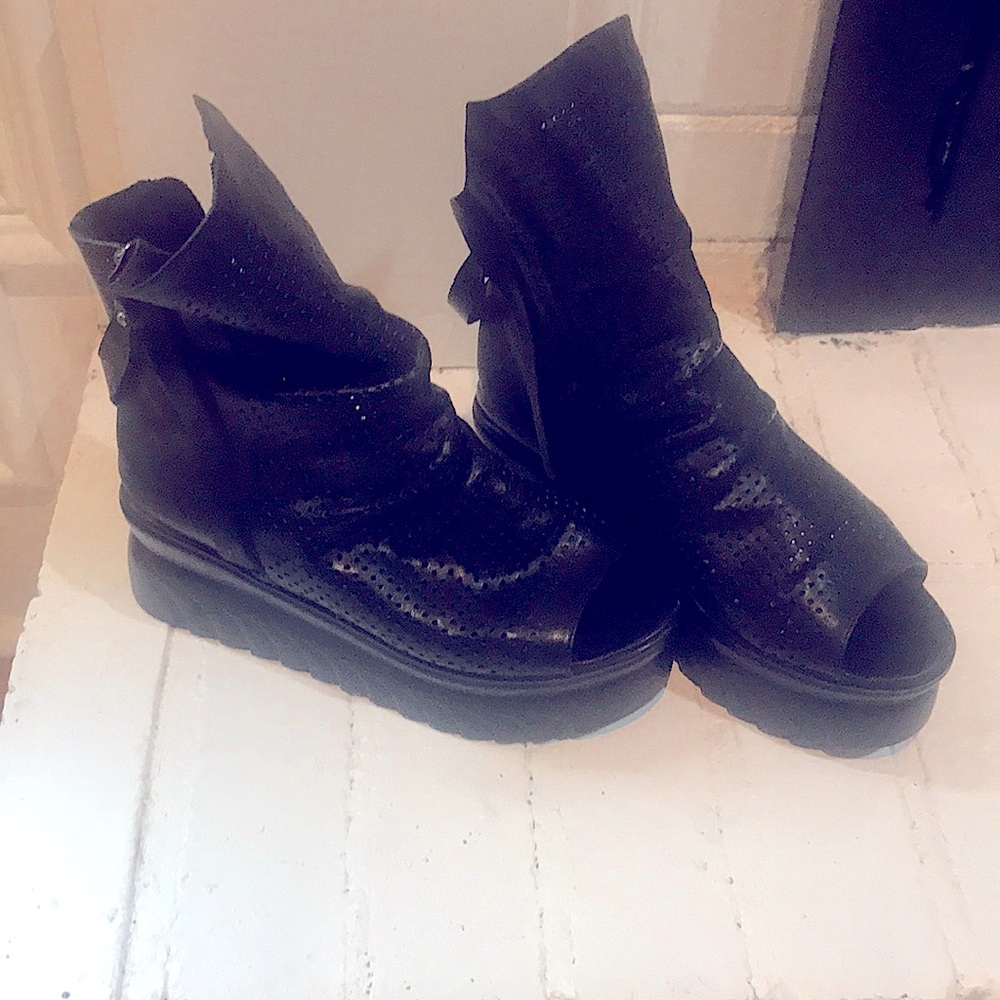 Black leather open toe Bootie